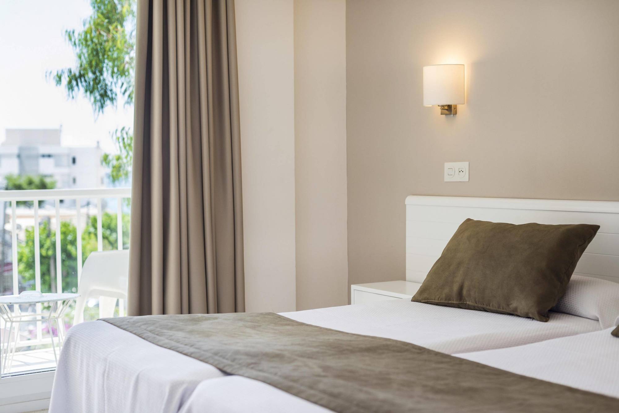 Hostal Residencia Sutimar Peguera Bagian luar foto